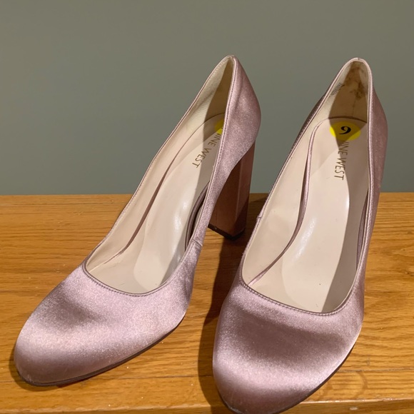 Pink satin shoes - Picture 3 of 3